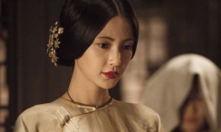 美女跪下吃男人的j8视频